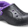 Crocs Baya gefütterte Fuzz Strap Clogs „Schwarz Lila“ 20663309V