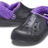 Crocs Baya gefütterte Fuzz Strap Clogs „Schwarz Lila“ 20663309V