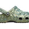 Crocs Classic Iridescent Geometric Clog „Grün“ 209841-001