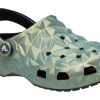 Crocs Classic Iridescent Geometric Clog „Grün“ 209841-001