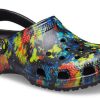 Crocs Classic Tie Dye Pattern Crocs Beach Unisex-Sandalen in Jeansblau 205453-4SW