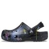 Crocs (GS) Classic Out of this World II Clogs „Schwarz Multi“ 206818-001