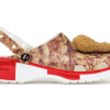 Crocs KFC x Klassischer Clog „Fried Chicken Print“ 206675-90H