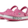 Crocs (PS) Crocband Bold Logo Outdoor Flacher Absatz Minimalistische Sport-Sandalen in Rosa 206022-65Y Crocs (PS) Crocband Bold Logo Outdoor Flacher Absatz Minimalistische Sport-Sandalen in Rosa 206022-65Y