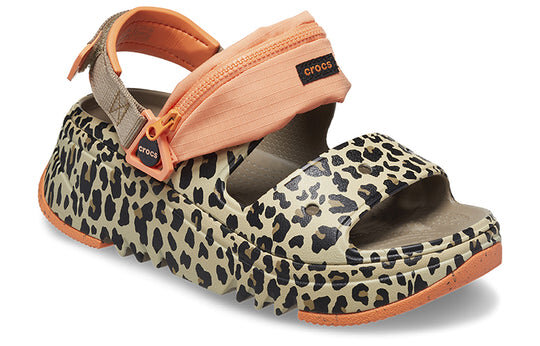 Crocs (WMNS) Hiker Xscape Animal Sandalen „Khaki Leopard“ 208611-2BY Crocs (WMNS) Hiker Xscape Animal Sandalen „Khaki Leopard“ 208611-2BY