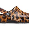 Crocs (WMNS) Klassische Clogs mit Tierdruck, Strandsandalen, Leopardenmuster, 206676-90L Crocs (WMNS) Klassische Clogs mit Tierdruck, Strandsandalen, Leopardenmuster, 206676-90L