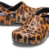 Crocs (WMNS) Klassische Clogs mit Tierdruck, Strandsandalen, Leopardenmuster, 206676-90L Crocs (WMNS) Klassische Clogs mit Tierdruck, Strandsandalen, Leopardenmuster, 206676-90L