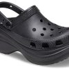 Crocs (WMNS) Small Whale Retro Crocs Sandalen mit dicker Sohle, Schwarz, 206302-001