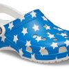 Crocs (WMNS) USA Musterdruck Leichte, gemütliche Sandalen Blau Rot 205974-94S Crocs (WMNS) USA Musterdruck Leichte, gemütliche Sandalen Blau Rot 205974-94S