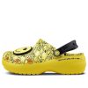 Crocs (WMNS) X Smiley Classic Clog Sandalen mit dicker Sohle und lächelndem Gesicht und Wolken, Gelb/Schwarz, 207233-90H Crocs (WMNS) X Smiley Classic Clog Sandalen mit dicker Sohle und lächelndem Gesicht und Wolken, Gelb/Schwarz, 207233-90H