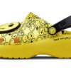 Crocs (WMNS) X Smiley Classic Clog Sandalen mit dicker Sohle und lächelndem Gesicht und Wolken, Gelb/Schwarz, 207233-90H Crocs (WMNS) X Smiley Classic Clog Sandalen mit dicker Sohle und lächelndem Gesicht und Wolken, Gelb/Schwarz, 207233-90H