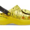 Crocs (WMNS) X Smiley Classic Clog Sandalen mit dicker Sohle und lächelndem Gesicht und Wolken, Gelb/Schwarz, 207233-90H Crocs (WMNS) X Smiley Classic Clog Sandalen mit dicker Sohle und lächelndem Gesicht und Wolken, Gelb/Schwarz, 207233-90H