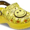 Crocs (WMNS) X Smiley Classic Clog Sandalen mit dicker Sohle und lächelndem Gesicht und Wolken, Gelb/Schwarz, 207233-90H Crocs (WMNS) X Smiley Classic Clog Sandalen mit dicker Sohle und lächelndem Gesicht und Wolken, Gelb/Schwarz, 207233-90H