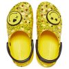Crocs (WMNS) X Smiley Classic Clog Sandalen mit dicker Sohle und lächelndem Gesicht und Wolken, Gelb/Schwarz, 207233-90H Crocs (WMNS) X Smiley Classic Clog Sandalen mit dicker Sohle und lächelndem Gesicht und Wolken, Gelb/Schwarz, 207233-90H