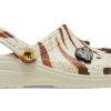 Crocs x Jurassic World Klassischer Clog „Bone“ 208860-2Y2
