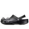 Crocs x Ron English Klassische Clogs „Area 54 – Schwarz“ 208134-001