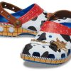 Crocs x Toy Story Klassischer Clog „Woody“ 209446-4GX